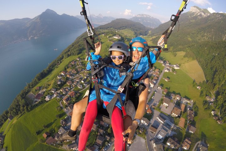 girl2 paragliding